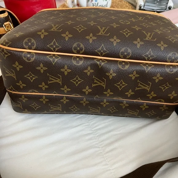 Louis Vuitton Reporter Gm in very good, 100 percent authentic, very clean